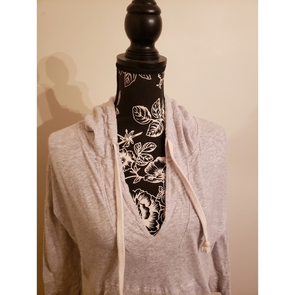 Women's XS American Eagle Outfitters vneck hoodie - Picture 7 of 7